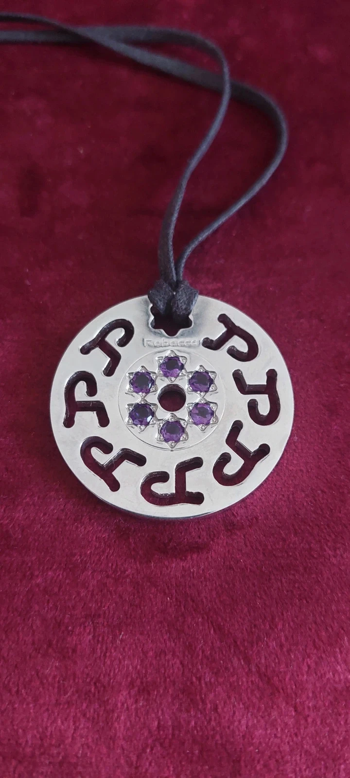 Collier pendentif cercle Rebecca - Argenté et pierres violettes - Très bon état – photo 9